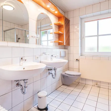 Апартаменты Huus Binnensee - Erdgeschoss-wohnung Mit Garten & Seeblick - Wintergarten & Terrasse - Hundefreundlich - Ruhige Lage - Suedstrand 5 Min Mit Rad *